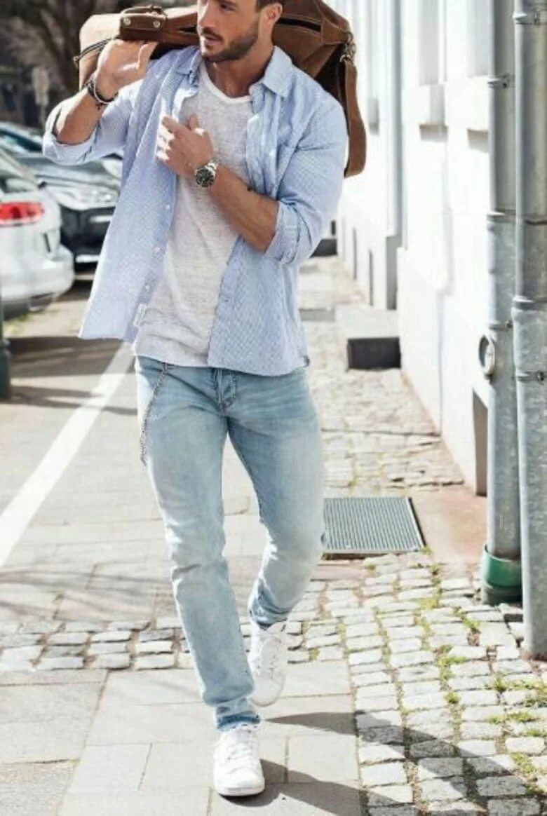 Голубая рубашка с джинсами. Мужской стиль. Летний образ для мужчины. Стильный парень. Стильный молодой человек.