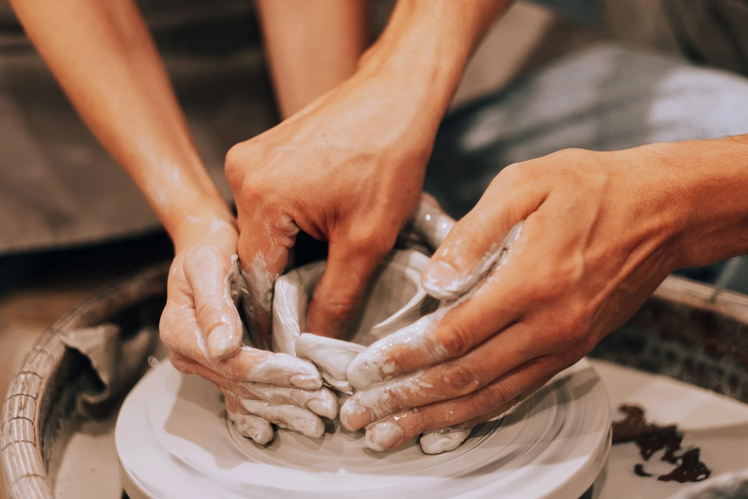 Гончарное свидание спб. Свидание в гончарной студии. Гончарное свидание спб. Гончарная студия москва. Семейный мастер класс по гончарному делу.