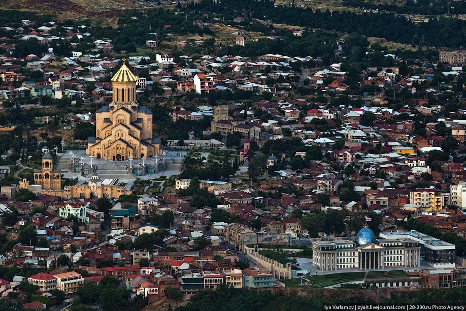 Современный тбилиси. Авлабари Грузия Тбилиси. Церковь Святой Тамары Тбилиси. Авлабари, район грузинской столицы.