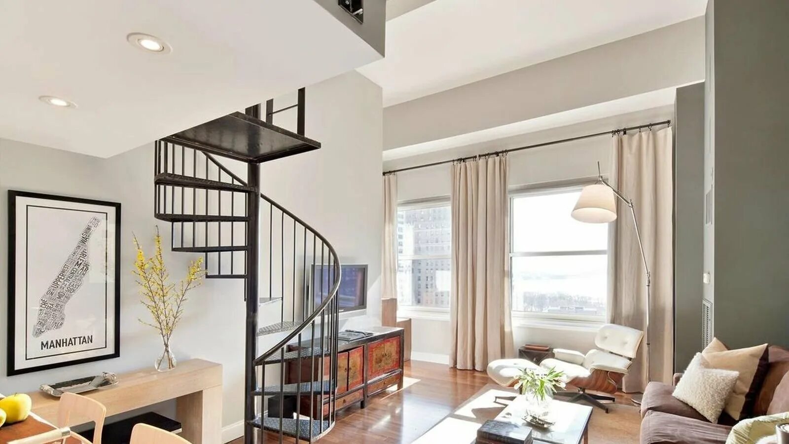 Терраса на верхнем этаже. Интерьер с высокими потолками. Дюплекс дом нью йорк. Лофт тини хаус. Частный дом с большими окнами.