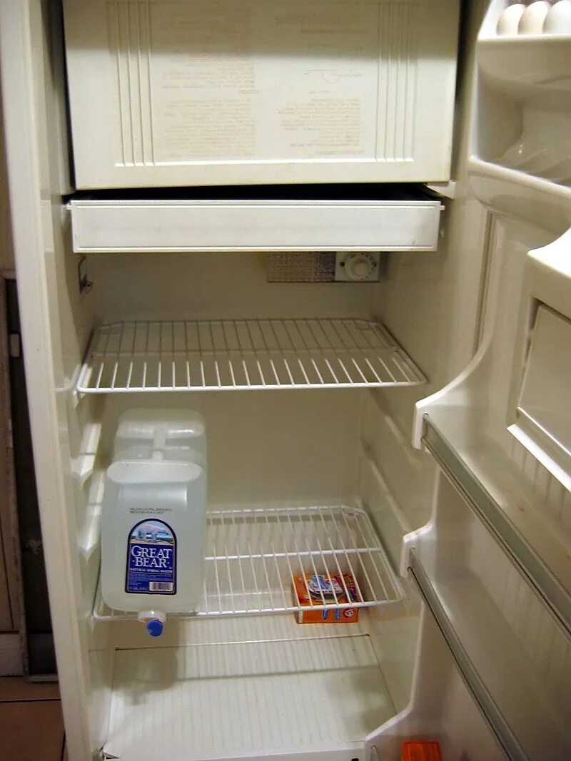 Пустой холодильник. Студенческий холодильник. Холодильник не морозит. Холодильник с полкой для бутылок no Frost.