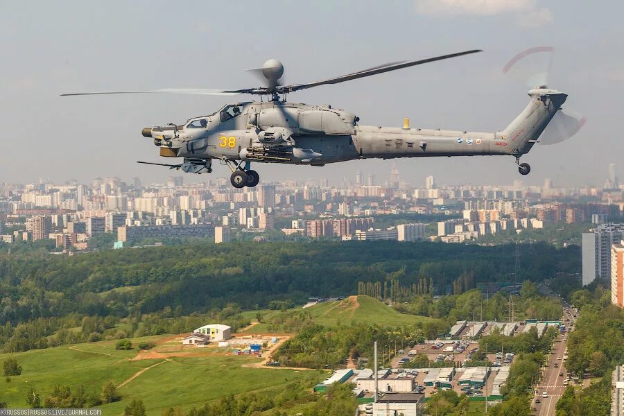 москва с вертолета. вертолеты над москвой сегодня. триумф палас вертолет. самолет над москвой. военные вертолеты над москвой.