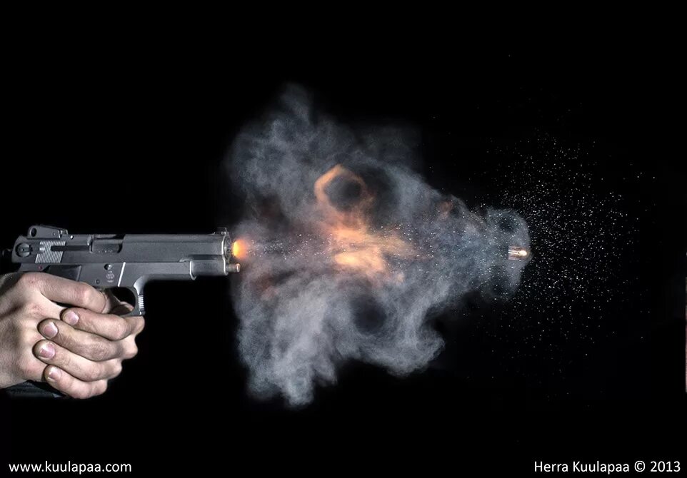 пуля вылетела из ствола. пуля вылетает из дула. выстрел пули. полет пули. пуля вылетает.