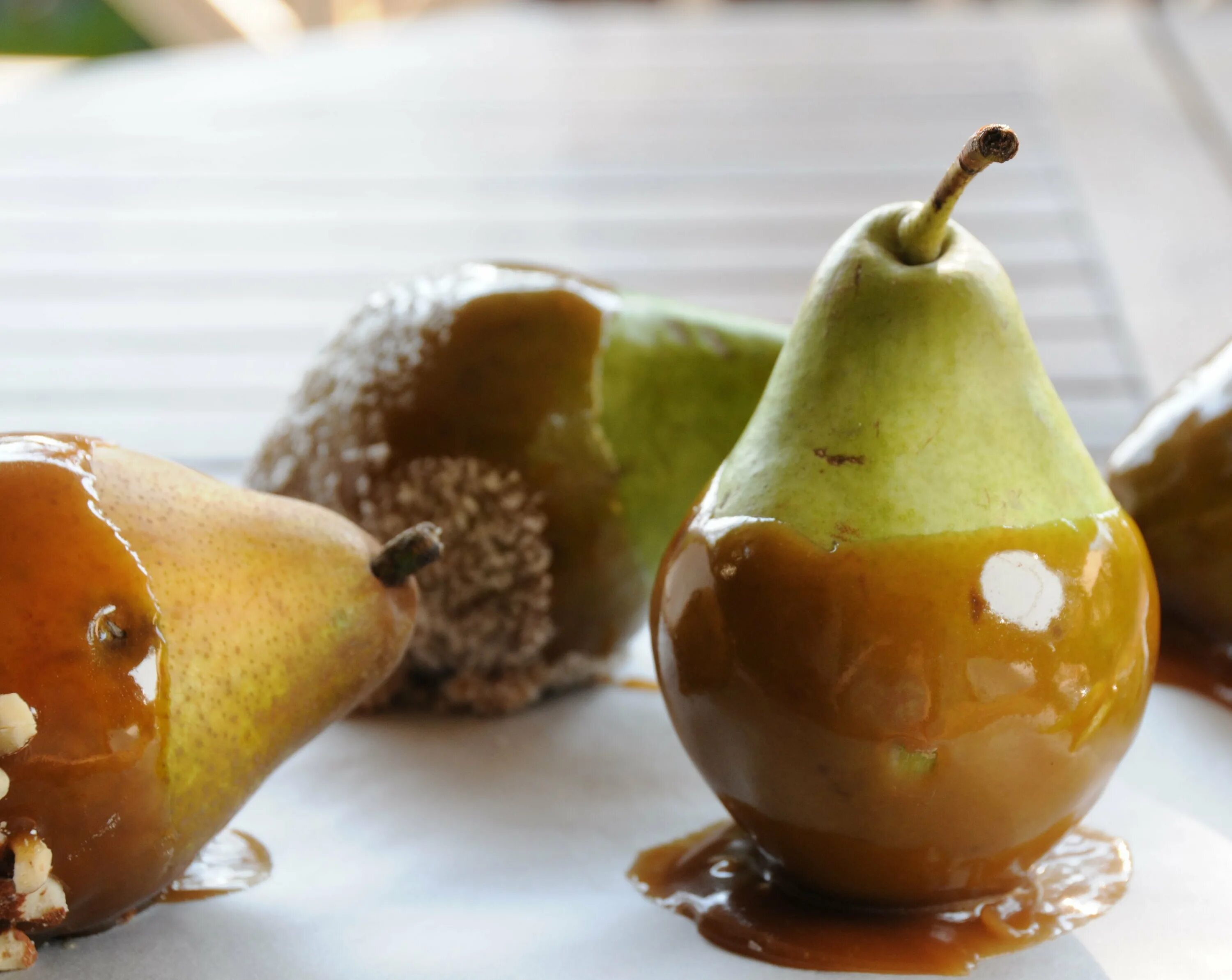 Десерт груша в карамели. Груша в карамели. Груша фламбе. Яблоки в карамели. Десерт с карамельным сиропом.