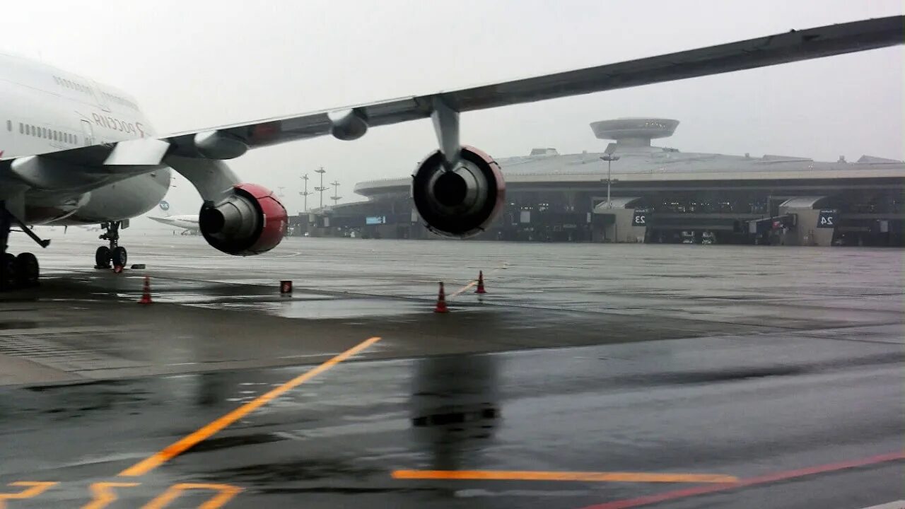 Аэропорт внуково самолеты. Аэропорт внуково посадка. Аэропорт внуково посадка. Московский аэропорт внуково самолёты. Аэропорт внуково победа.