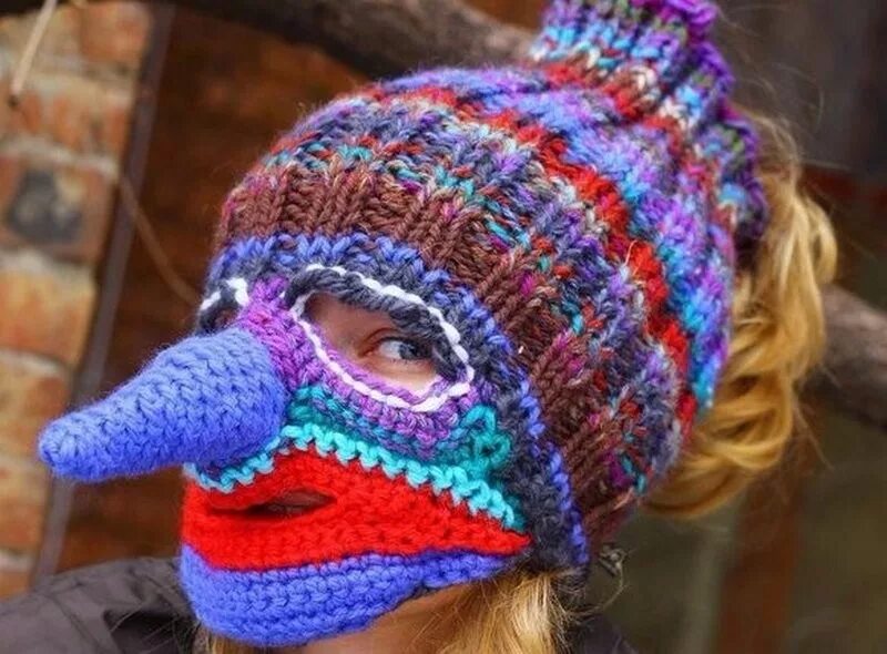 Вяжет лицо. Необычные вязаные шапки. Вязаная маска для лица крючком. Прикольные вязаные маски для лица. Вязаная маска.