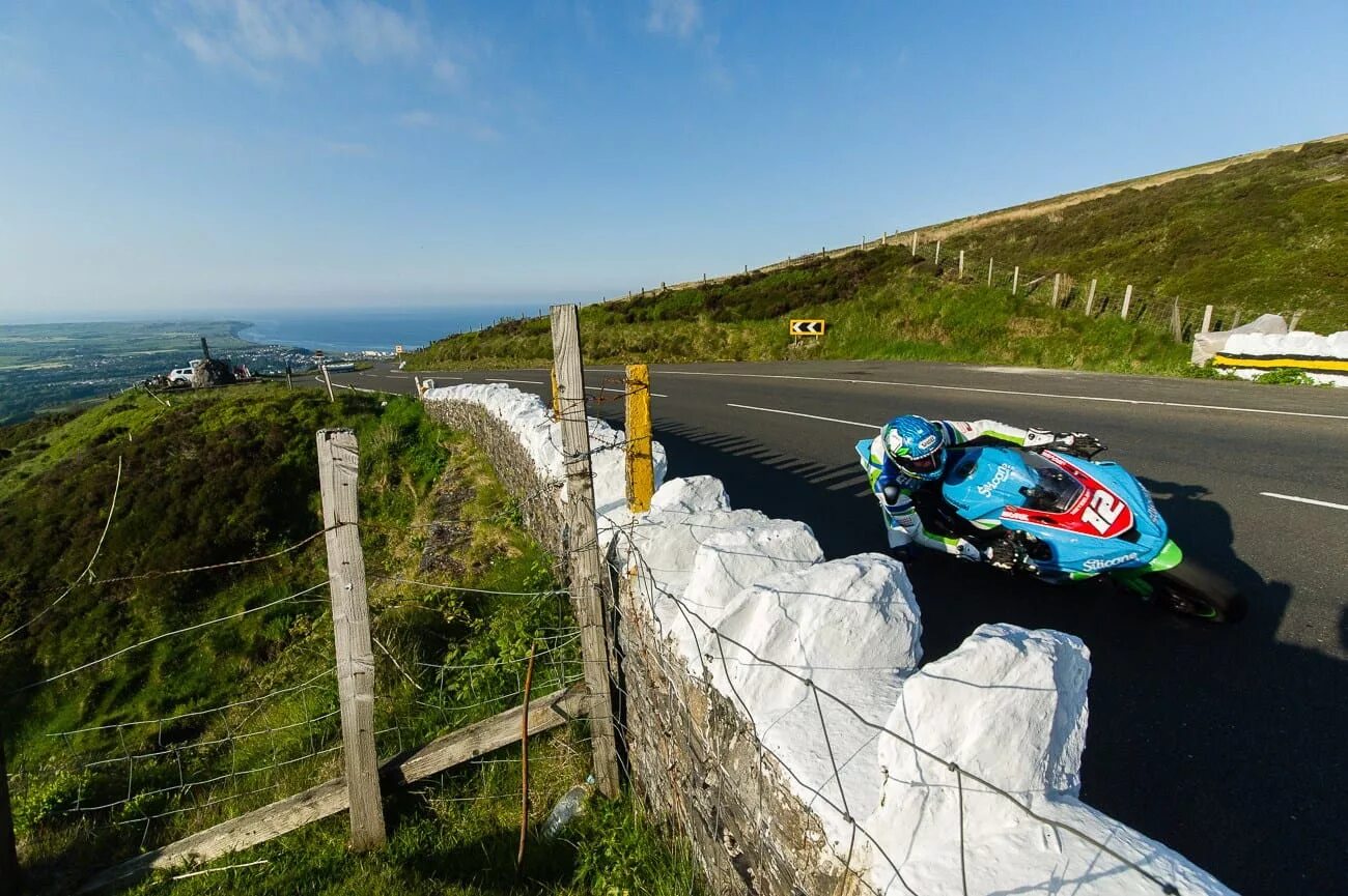 Island drive. Трасса на острове Мэн. Isle of man TT трасса. Isle of man Tourist Trophy трасса. Остров Мэн.