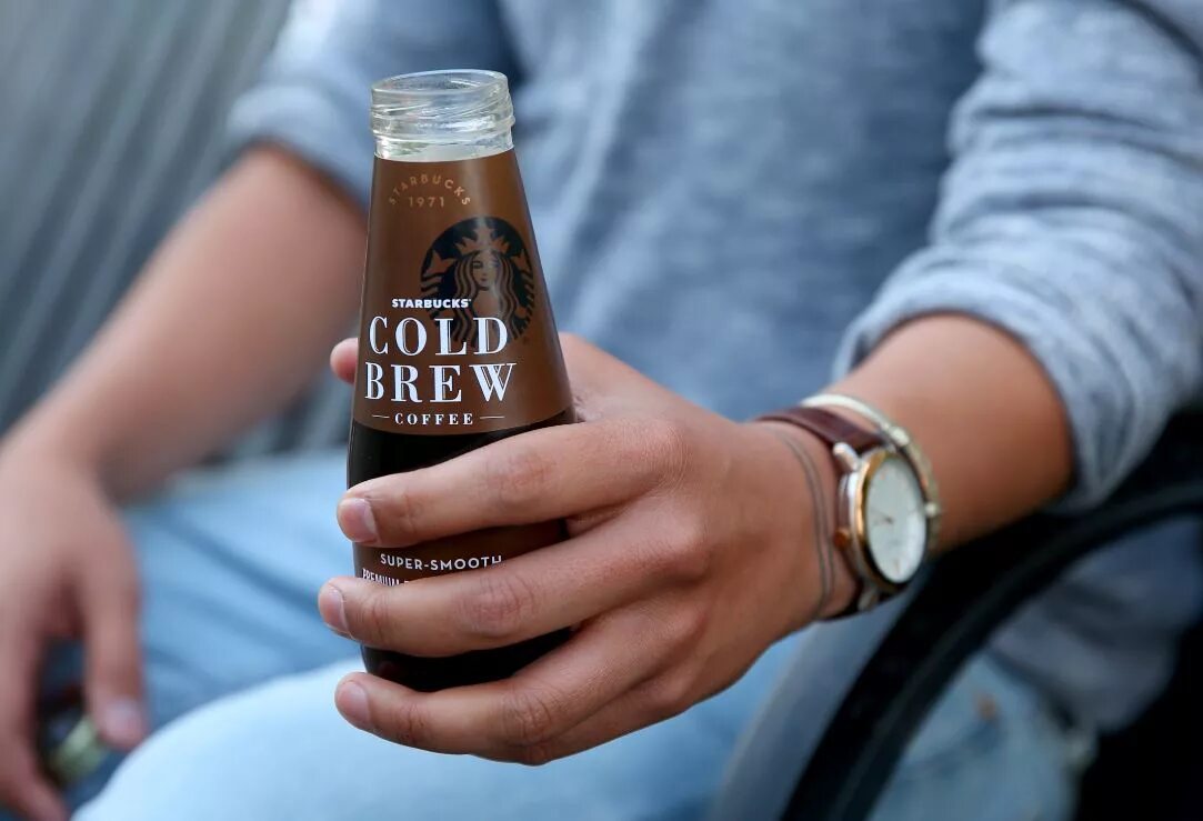 Холодный кофе колд Брю. Cold Brew Coffee в бутылке. Колд Брю кофе Старбакс. Колд Брю кофе в бутылках. Кофе стал холодным