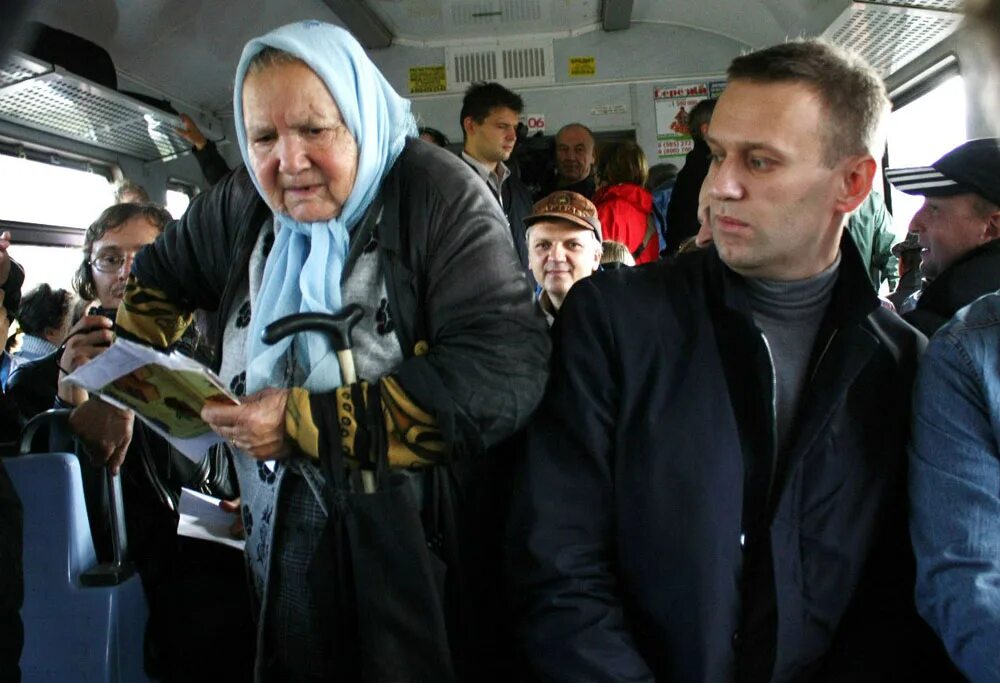 Пожилые люди в метро