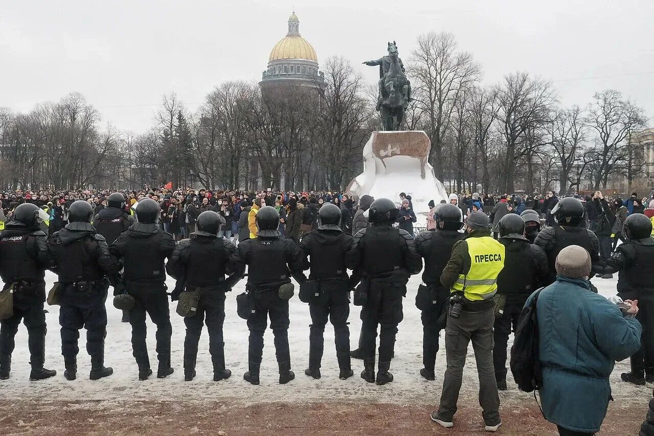 Митинг доклад. Митинг. Росгвардия на митинге. Митинг 18 июля 2013 Санкт Петербург. Журналист на митинге.