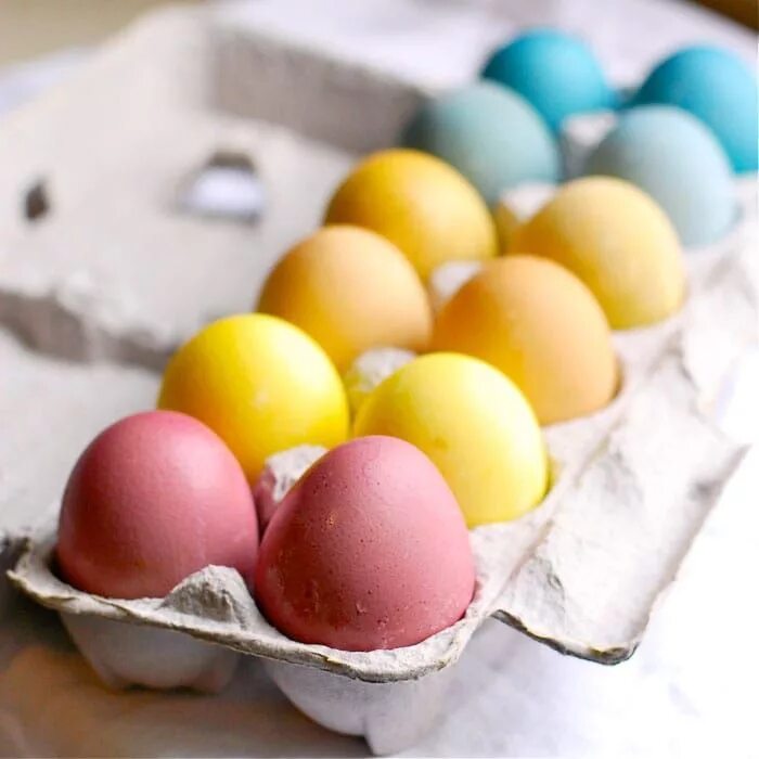 Натуральные красители для яиц. Яйцо Пасха. Крашение яиц. Краска для пасхальных яиц.