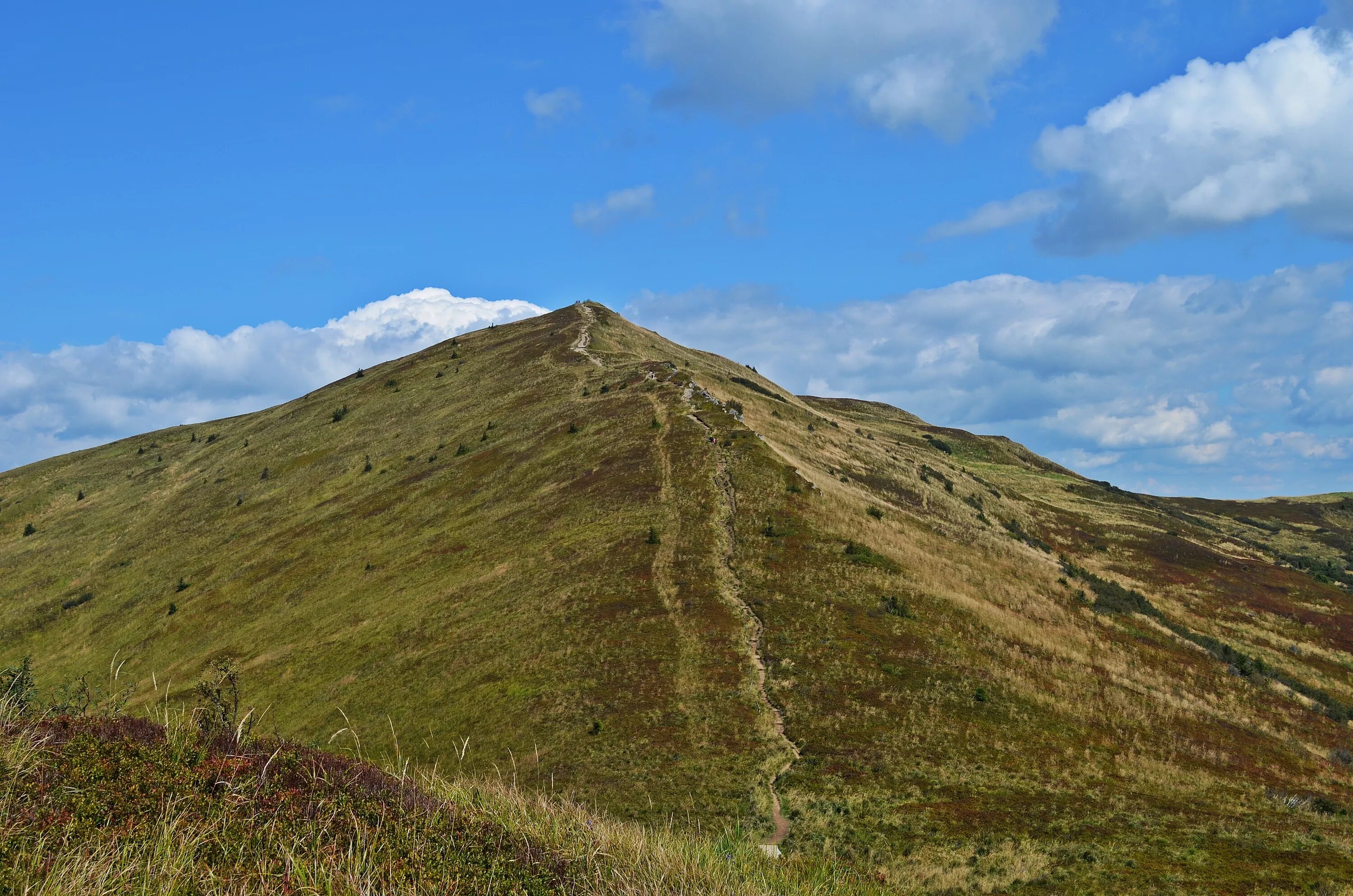Вершину холма украшает бронзовая. Силбери-Хилл. Холмы вид сверху. Фото с вершины холма. Гребень холма.