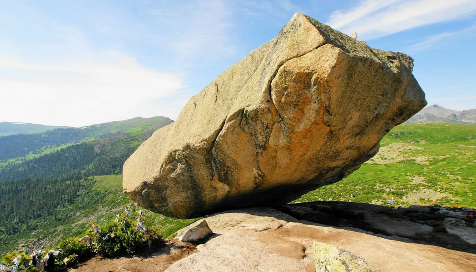 Вершина горы. Храм солнца пятигорск. Ноты песни на горе горе. Природный парк ергаки висячий камень. Часовня сен мишель на горе.