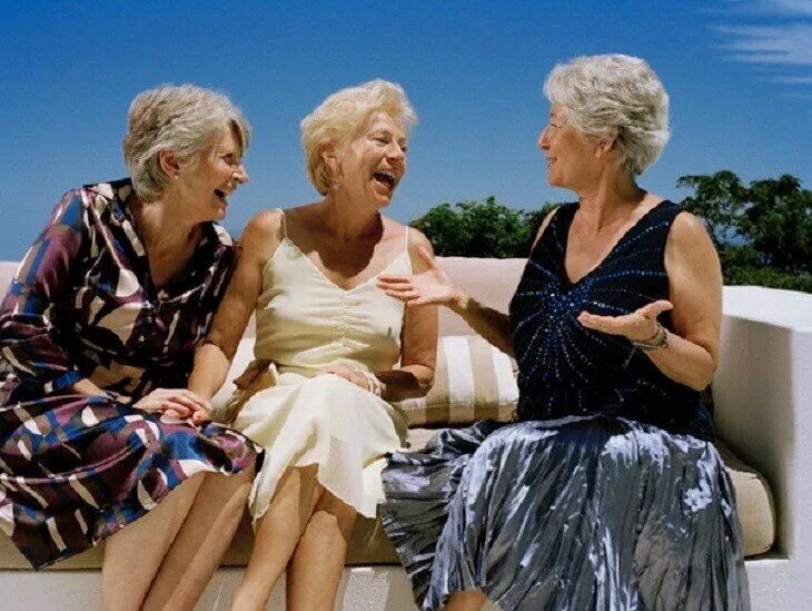 Покажи шестидесятилетнюю женщину. Две женщины в возрасте. Подруги в возрасте. Пожилые подруги. Три подруги в возрасте.