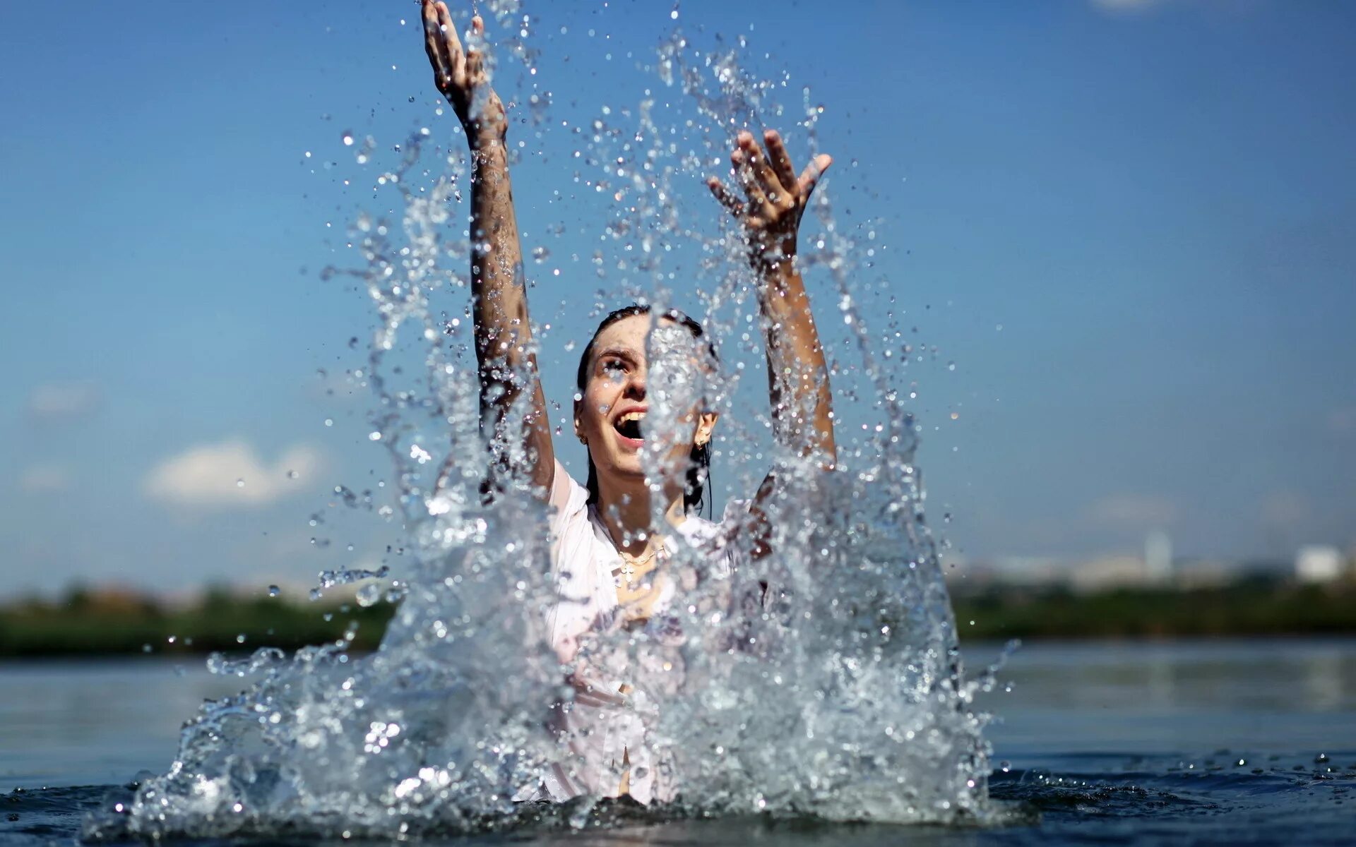 Можно купаться холодной водой. Закаливание. Девушка в брызгах воды. Закаливание водой. Фотосессия с брызгами воды.