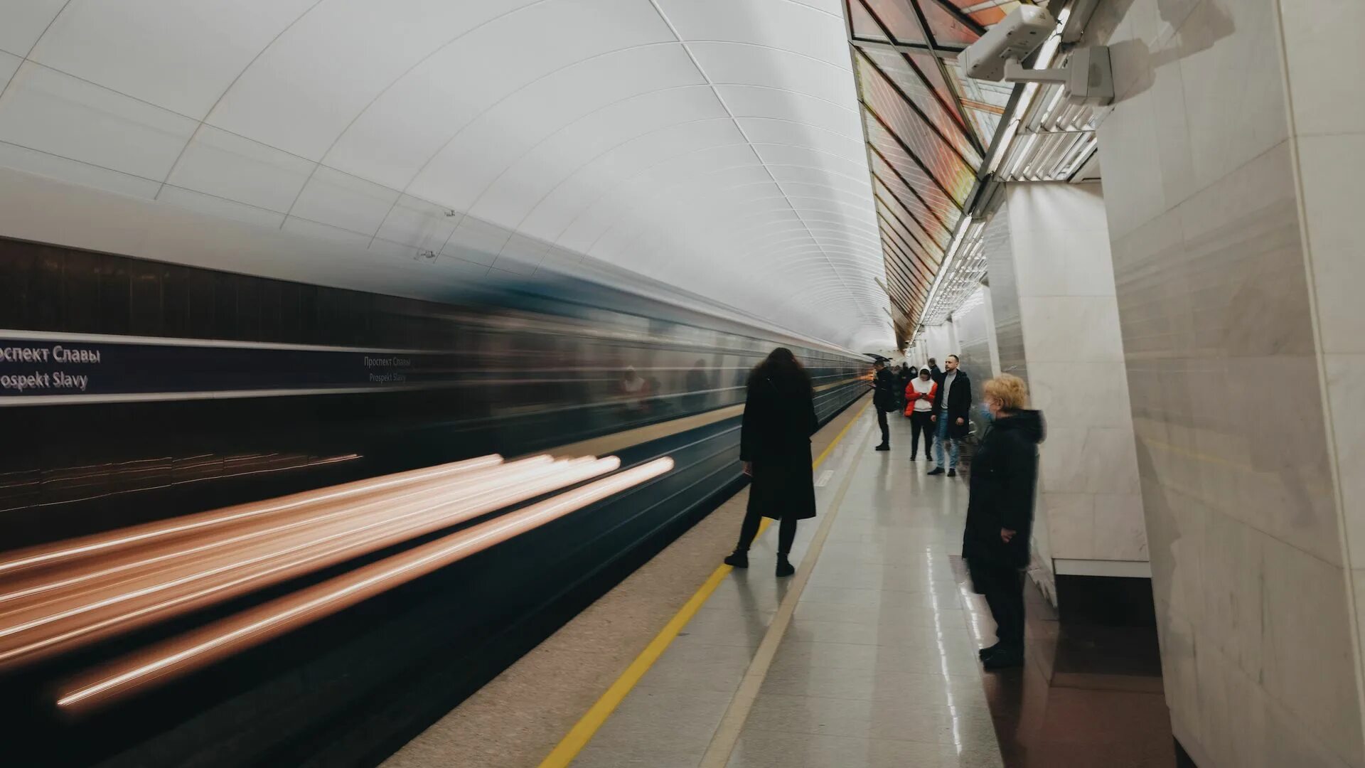 Перерывы в метро. Поезда на фиолетовой ветке. ночное метро. рельсы метро. ночное метро санкт-петербург.