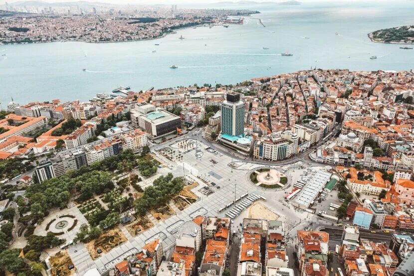Таксимо район стамбула. Площадь Таксим в Стамбуле. Район Таксим в Стамбуле вид сверху. Площадь Таксим в Стамбуле фото.