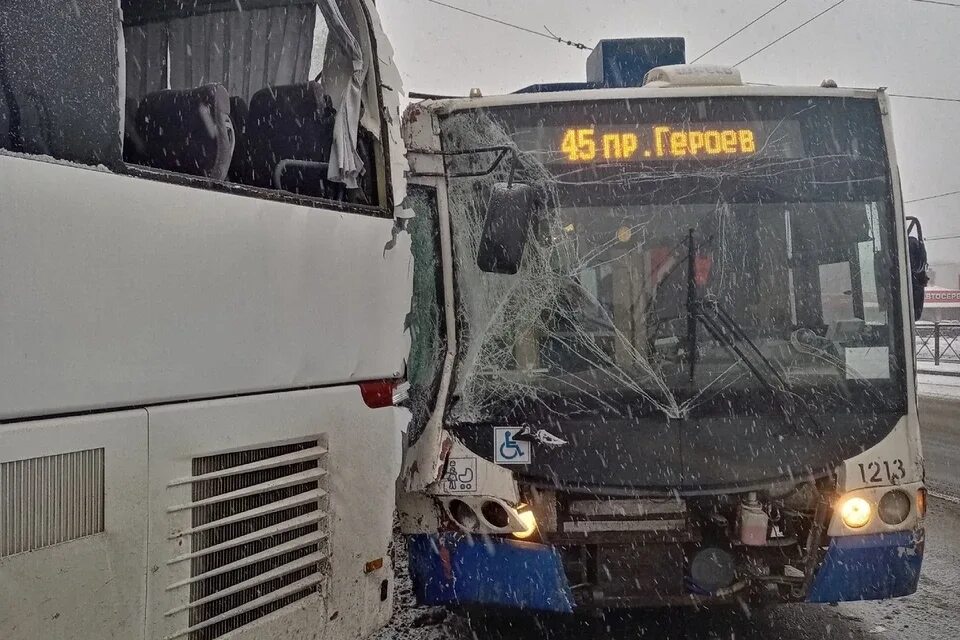 Автобус фото. Автобус. Пассажиры общественного транспорта спб. Дтп с автобусом в санкт петербурге. Дтп с автобусом в санкт петербурге.