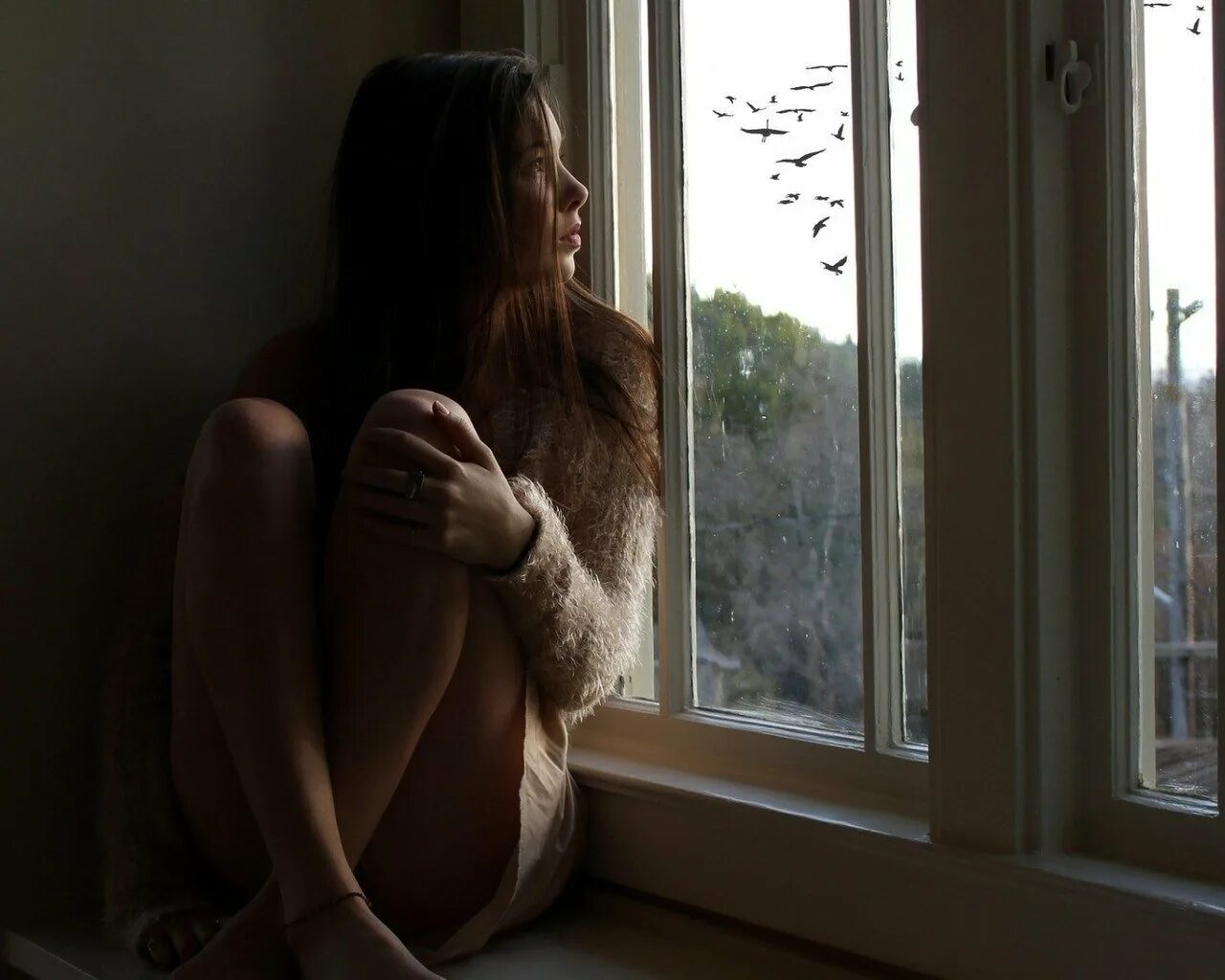 Скучающий у окна. Фотосессия возле окна. Девушка на подоконнике. Фотосессия на подоконнике. Красивая девушка у окна.