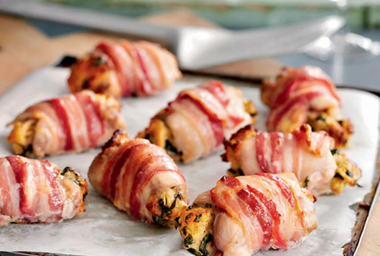 Беконовые рулетики. Горячие закуски на праздничный стол. Закуска из курицы на праздничный стол. Вкусные горячие блюда к праздничному столу. Рулетики из цукини с кур мясом.