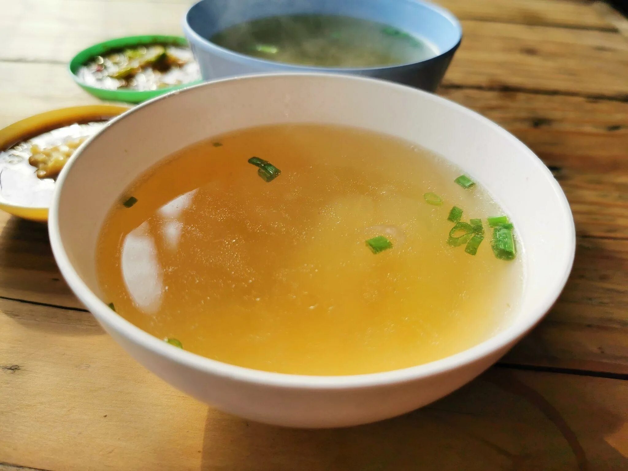 Консоме прозрачный. Куриный суп консоме. Мадридское консоме. Куриный суп консоме. Бульон консоме из курицы.