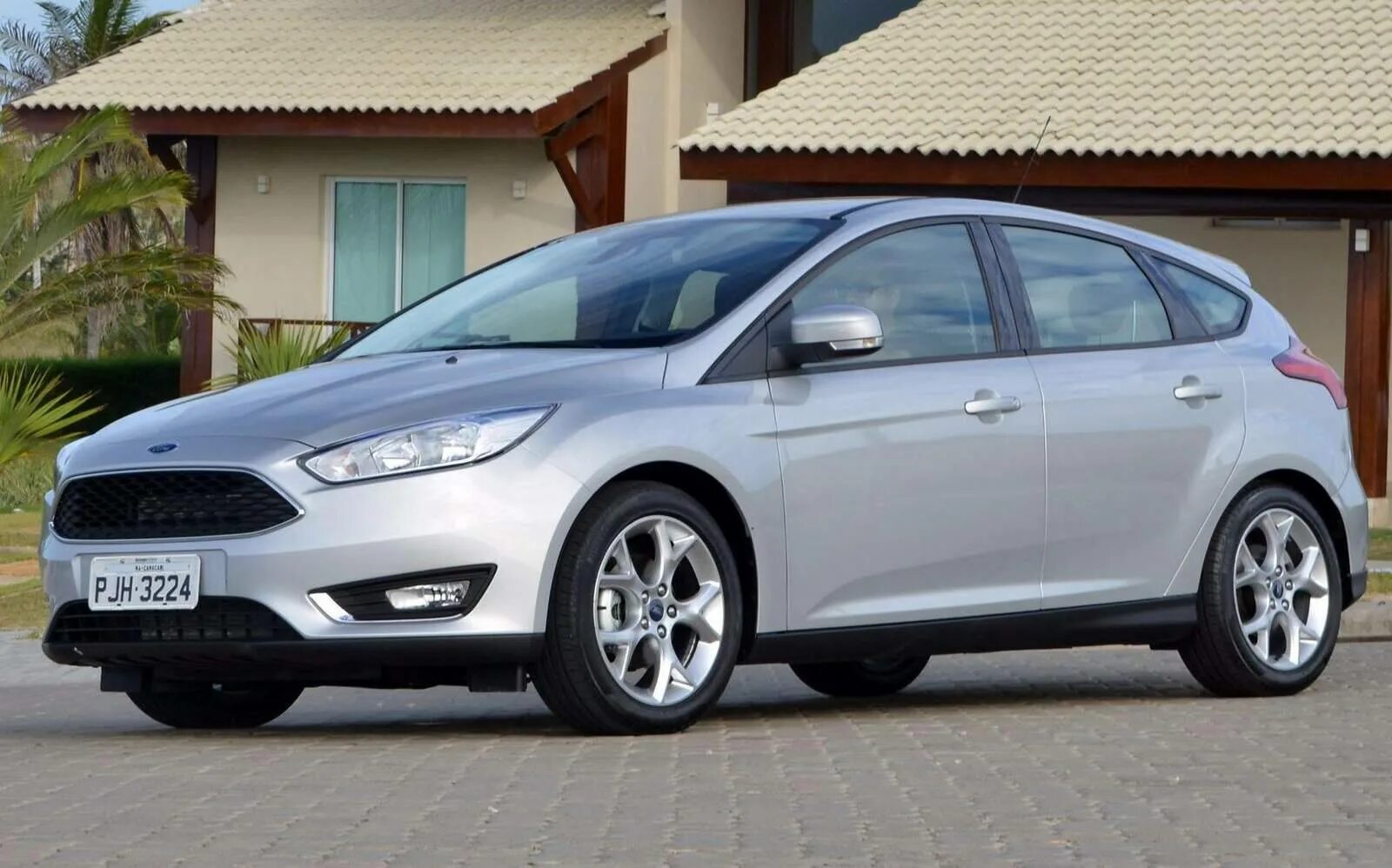 Купить форд фокус 2017. Ford Focus 2016 белый. Ford Focus 6. Форд фокус 2016 белый. Форд фокус 2016 хэтчбек.