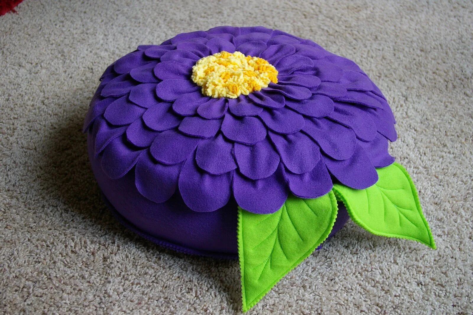 Что можно сделать своими руками из ткани. Подушка цветы. Декоративные подушки в форме цветка. Поделки из ткани своими руками. Подушки цветы мастер класс.