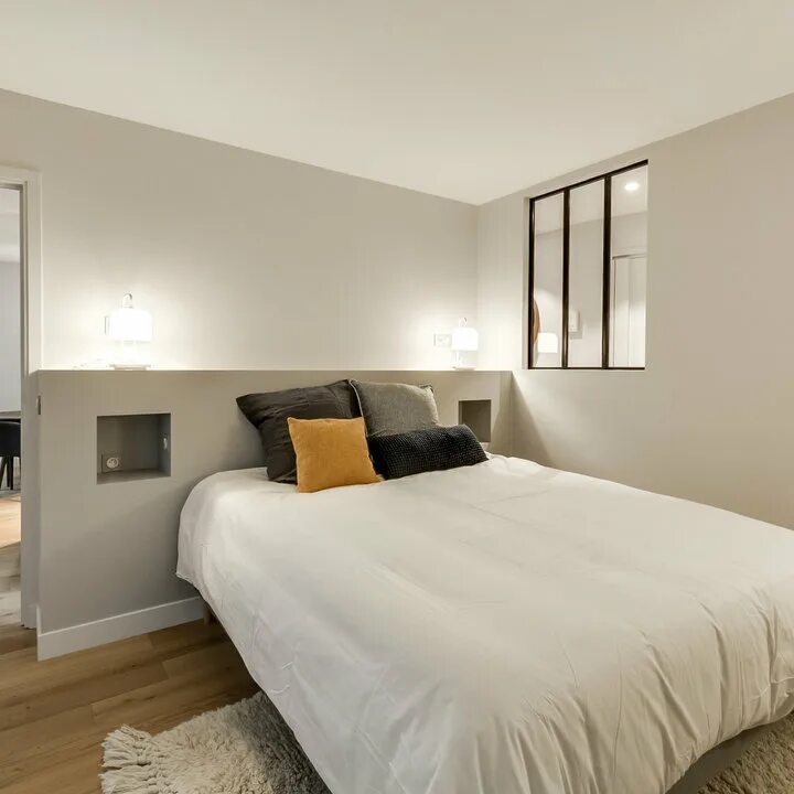 окно в перегородке между комнатами. межкомнатные окна в спальне. окно в стене между комнатами. окно между комнатами в интерьере. кровать между окнами в спальне.