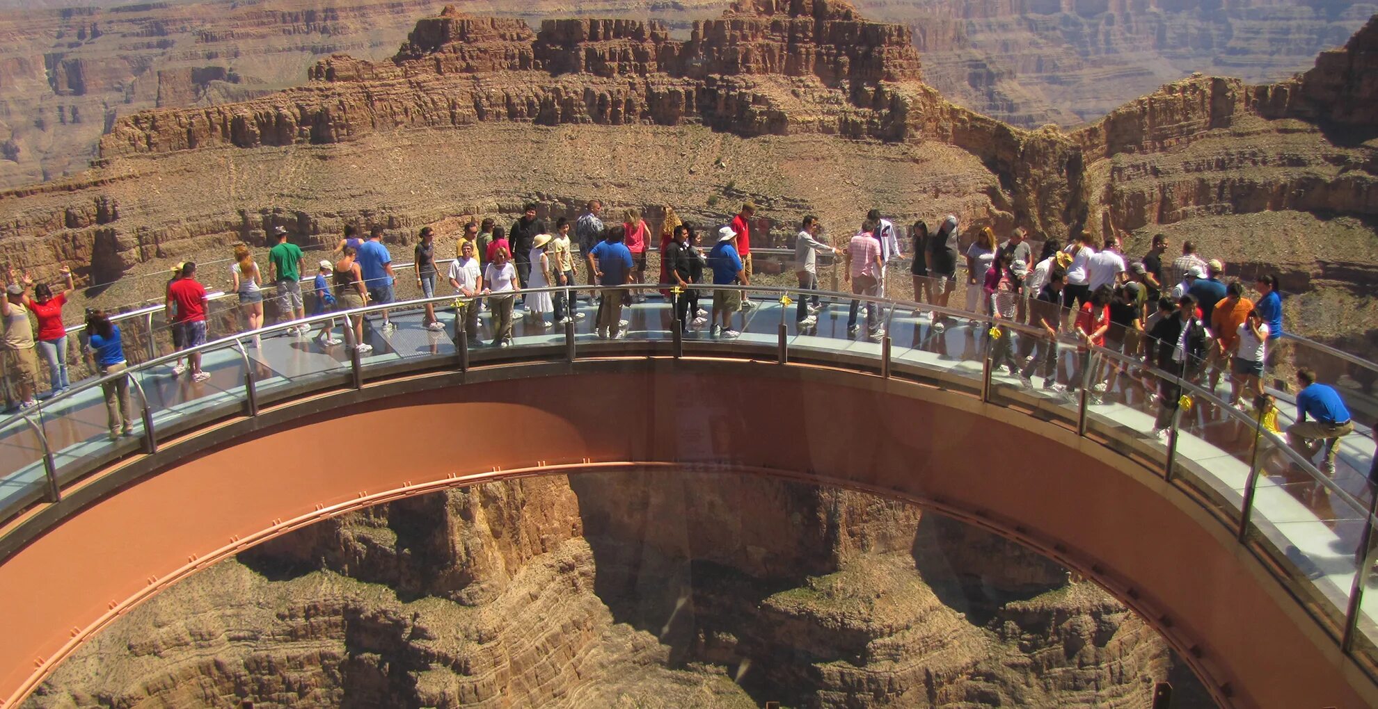 Гранд каньон Skywalk. Стеклянный мост в Гранд каньоне. Край каньона. Гранд каньон селфи. Гранд каньон расписание сеансов