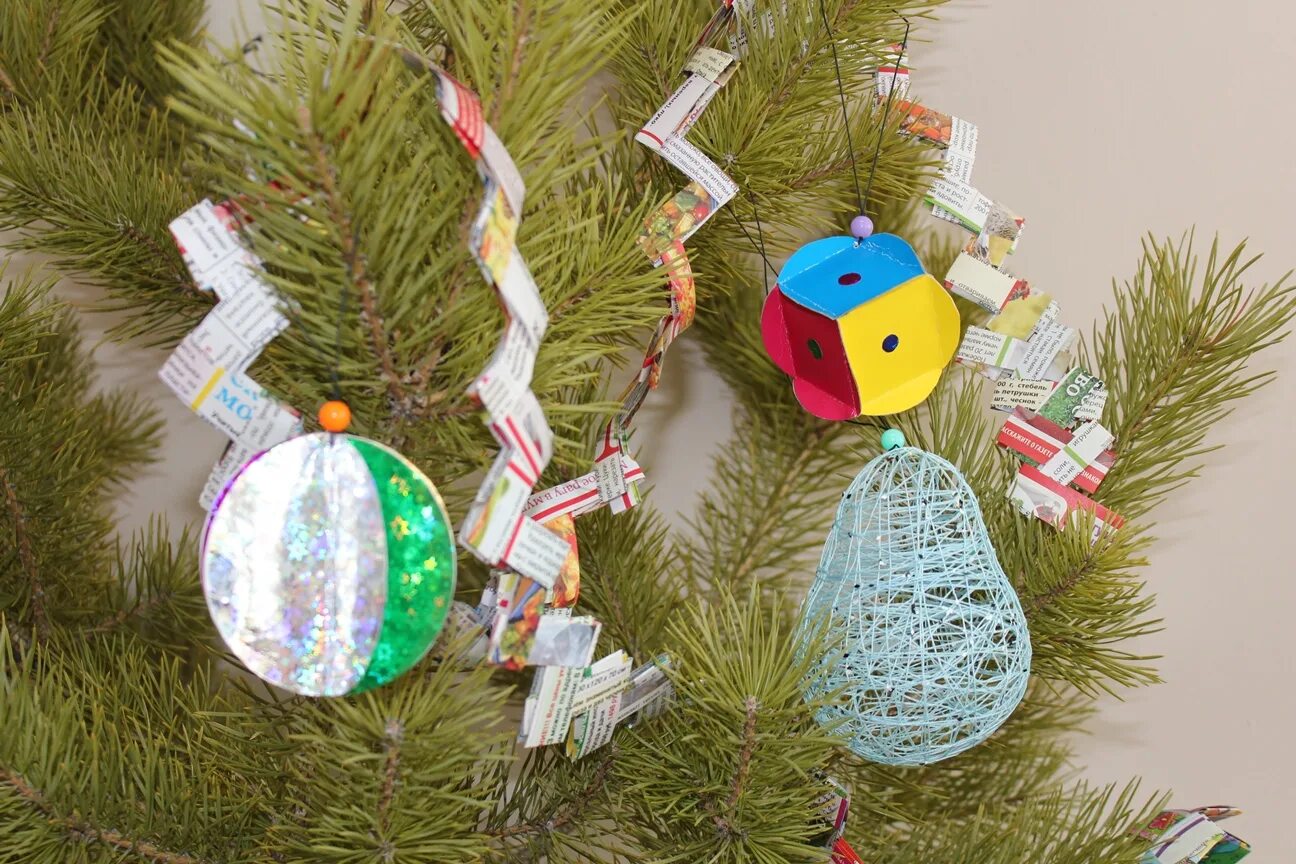 конкурс на лучшую новогоднюю игрушку своими руками афиша. большая новогодняя игрушка. рукодельные новогодние игрушки. конкурс новогодней игрушки объявление.