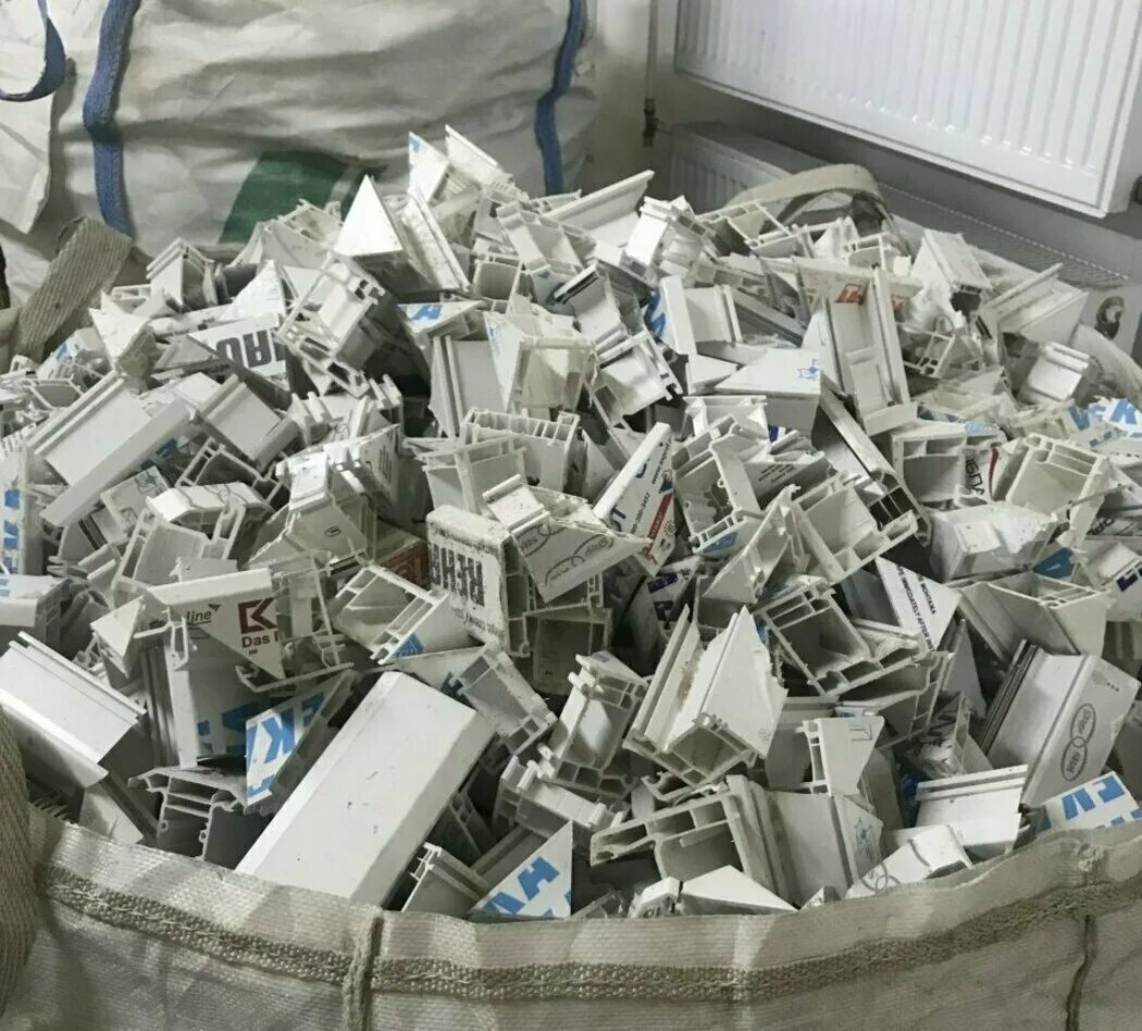 отходы пвх оконного профиля. пластиковые обрезки. пластик, пластик abs. отходы пвх. отходы пвх оконного профиля.