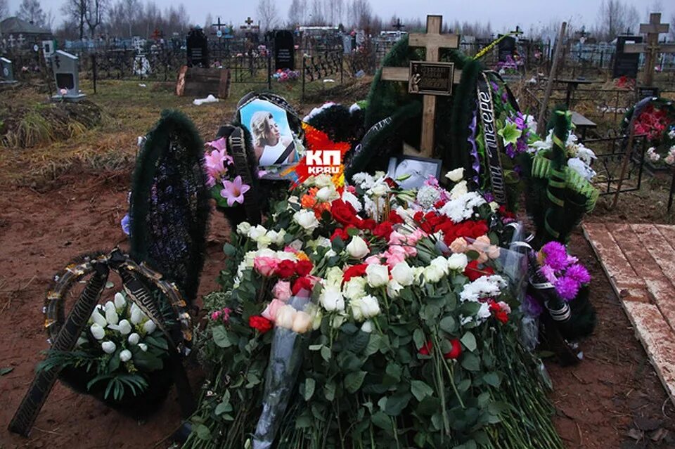 Похороны маши из брянска. Мария гликина похороны. могила марии гликиной. мария гликина нижний новгород могила.