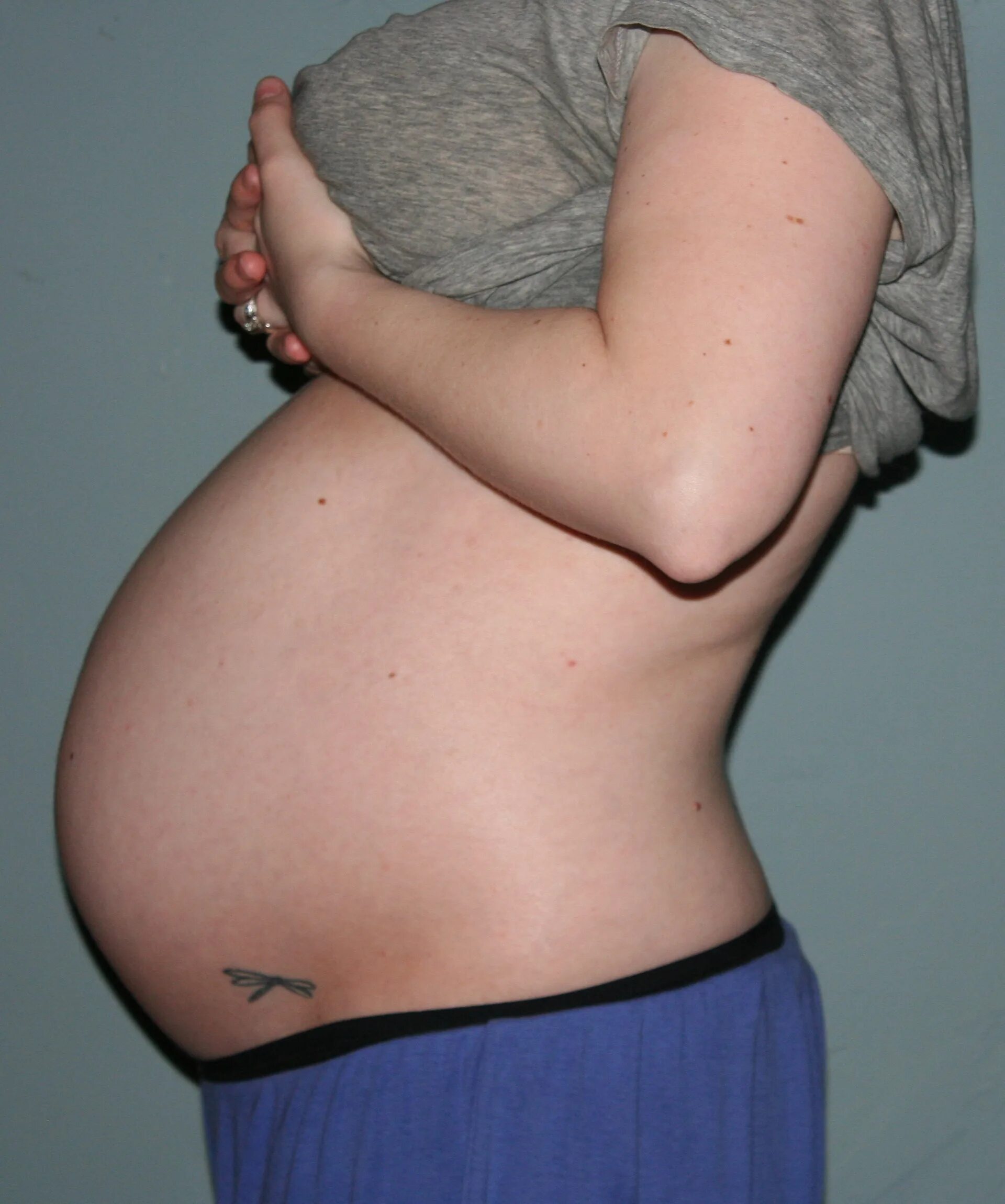 17 Недель беременности. Живот на 17 неделе беременности. Животик на 17 неделе беременности. Животы беременных двойней. Тянет живот на 17