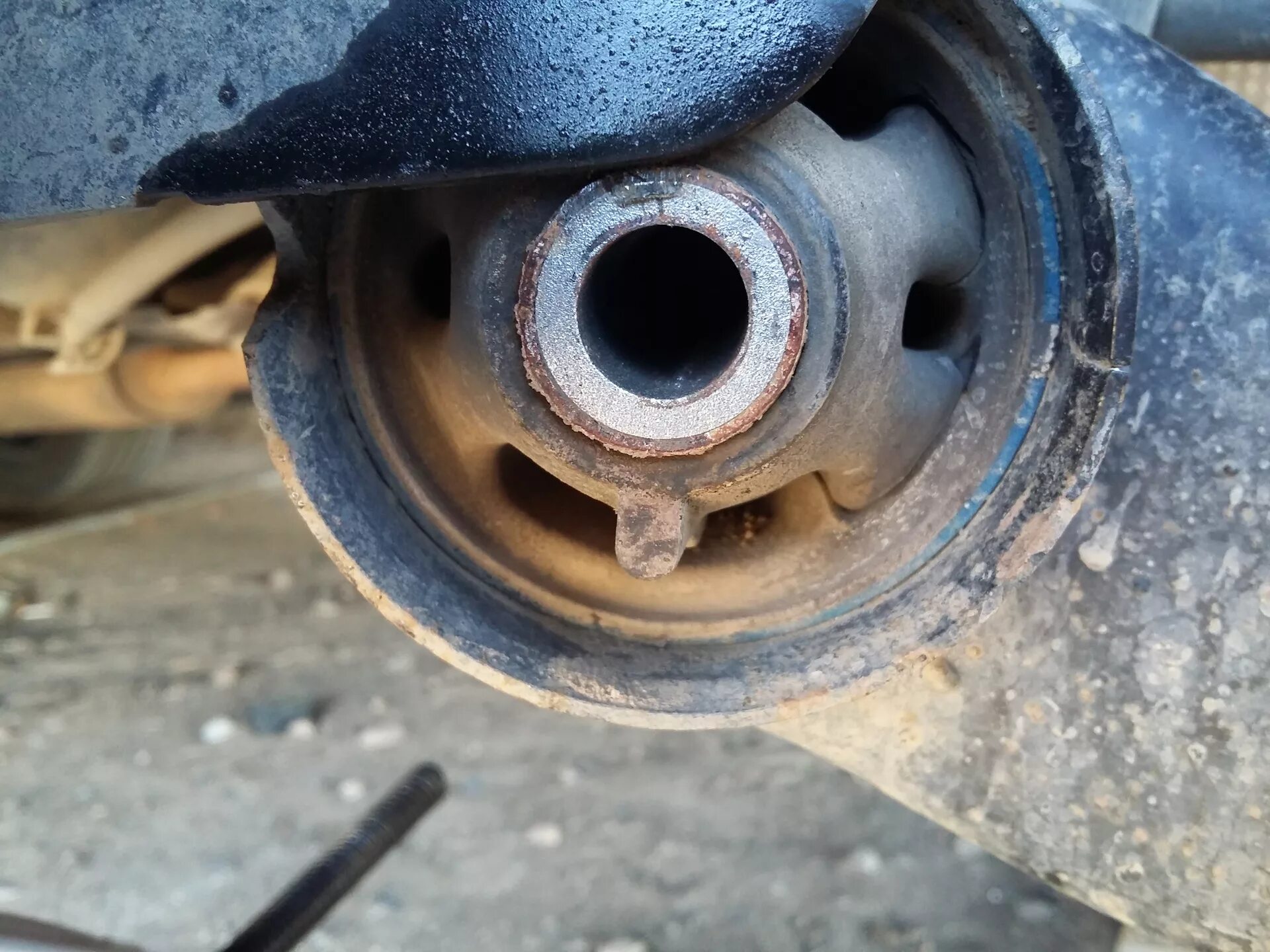 Замена сайлентблоков задней балки. - Renault Logan (1G), 1,6 л, 2010 года своими