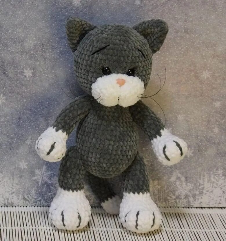 Кот басик крючком из плюшевой. Шкодливый кот из плюшевой пряжи. Вязаные игрушки котики. Вязаный плюшевый котик. Плюшевый кот амигуруми басик.