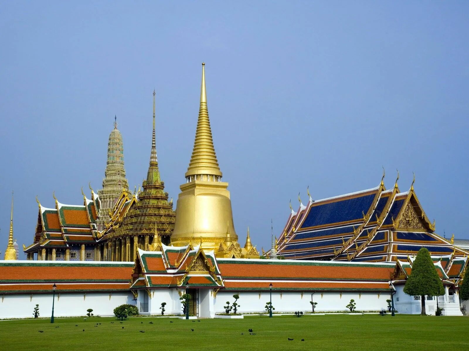 Чем знаменит бангкок. Grand Palace Бангкок. Королевский дворец Таиланд. Королевский дворец в Бангкоке. Замок короля Тайланда.