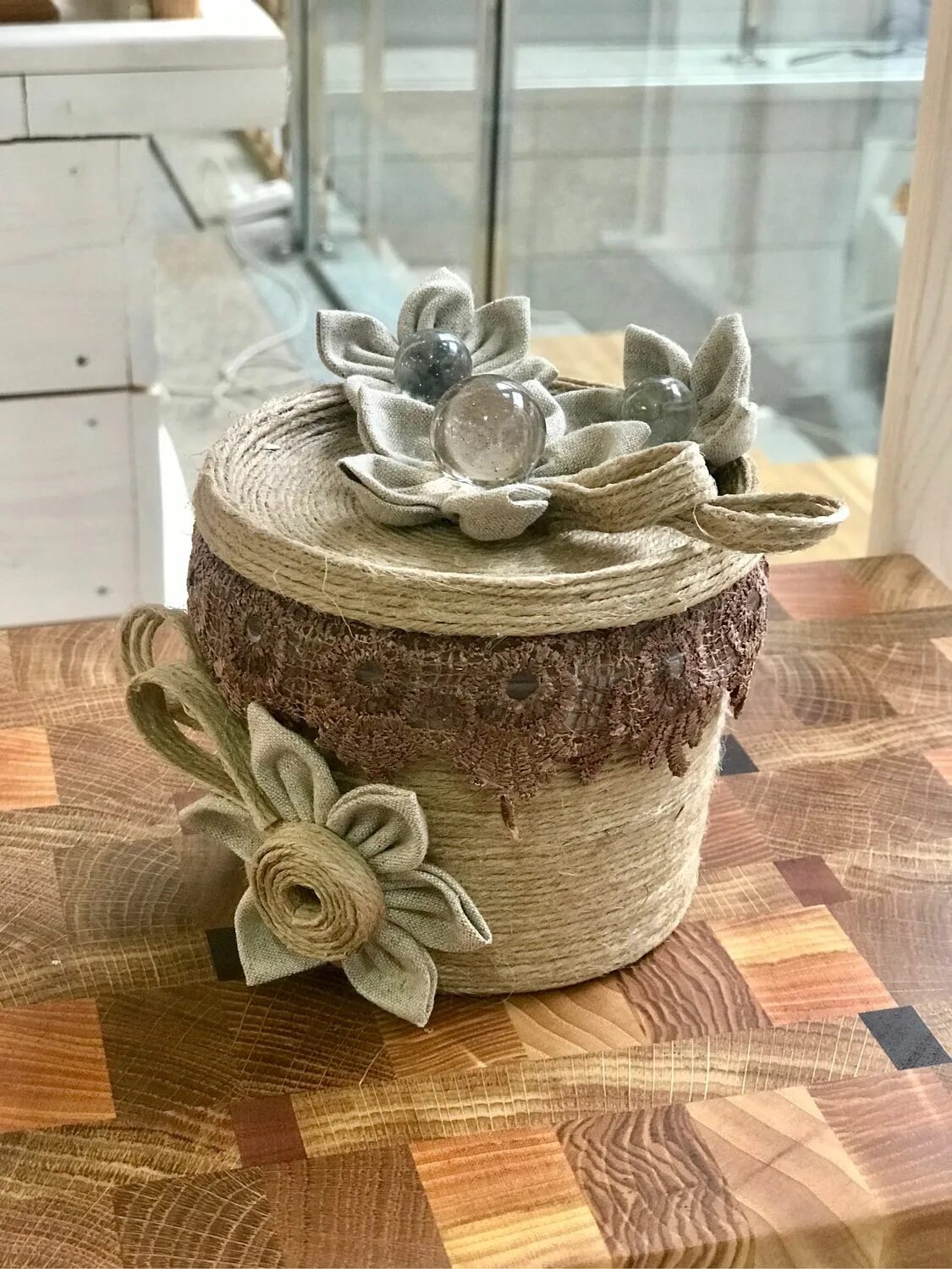 корзины из мешковины и джута. шкатулка из джутовой веревки. шкатулки из джута. коробочка из джута. плетеные корзины короба.