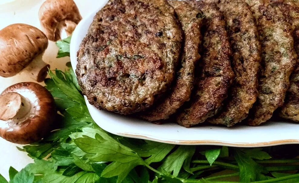 Печеночники рецепт из куриной. Печеночники из свиной. печеночные котлеты с грибами. печёночные котлеты из говяжьей печени с грибами. печеночные котлеты под грибным соусом.