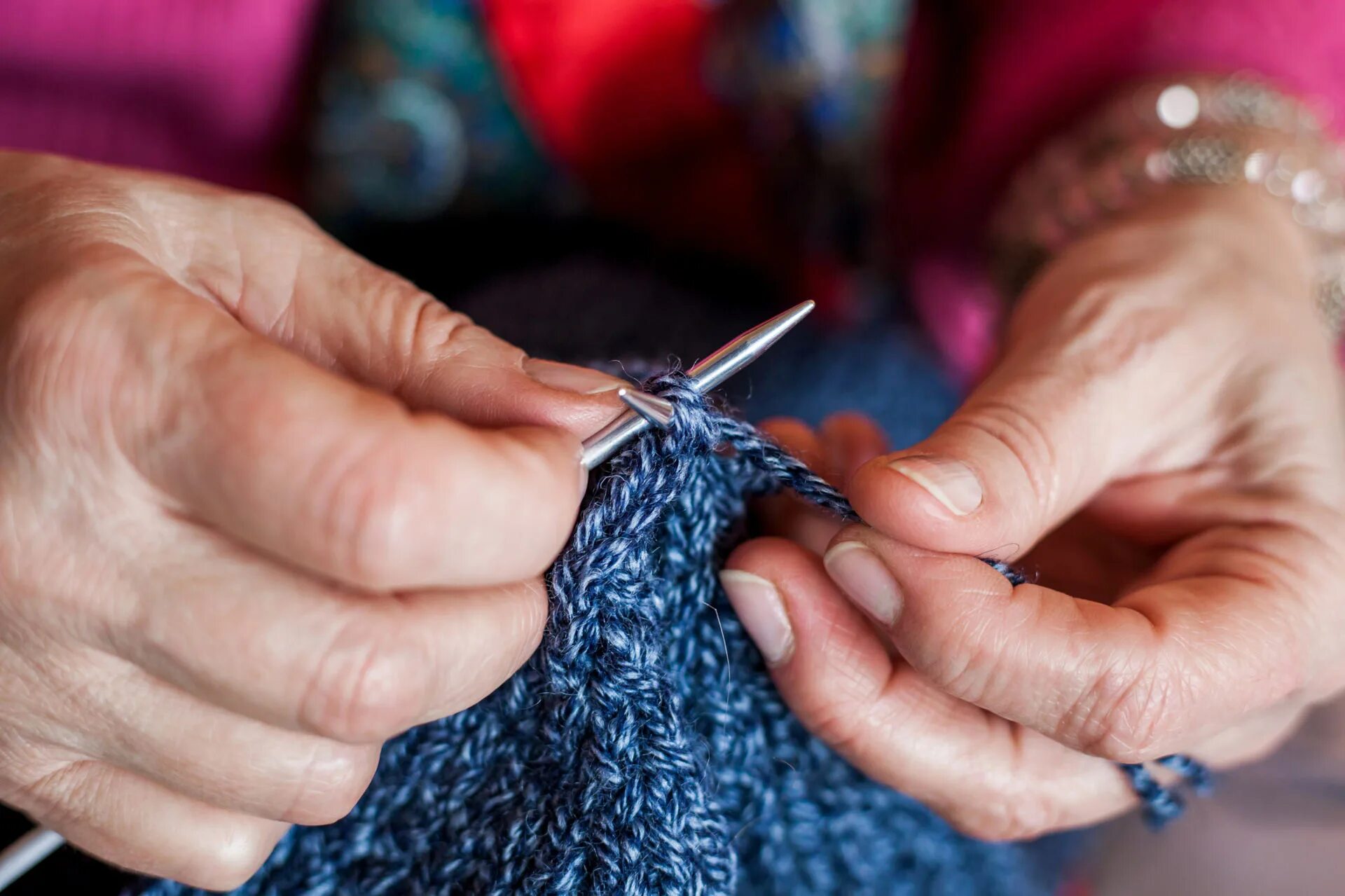 Knitting hands. Вязание руками. Руки вяжут. Женские руки вязание. Вязание крючком руки.