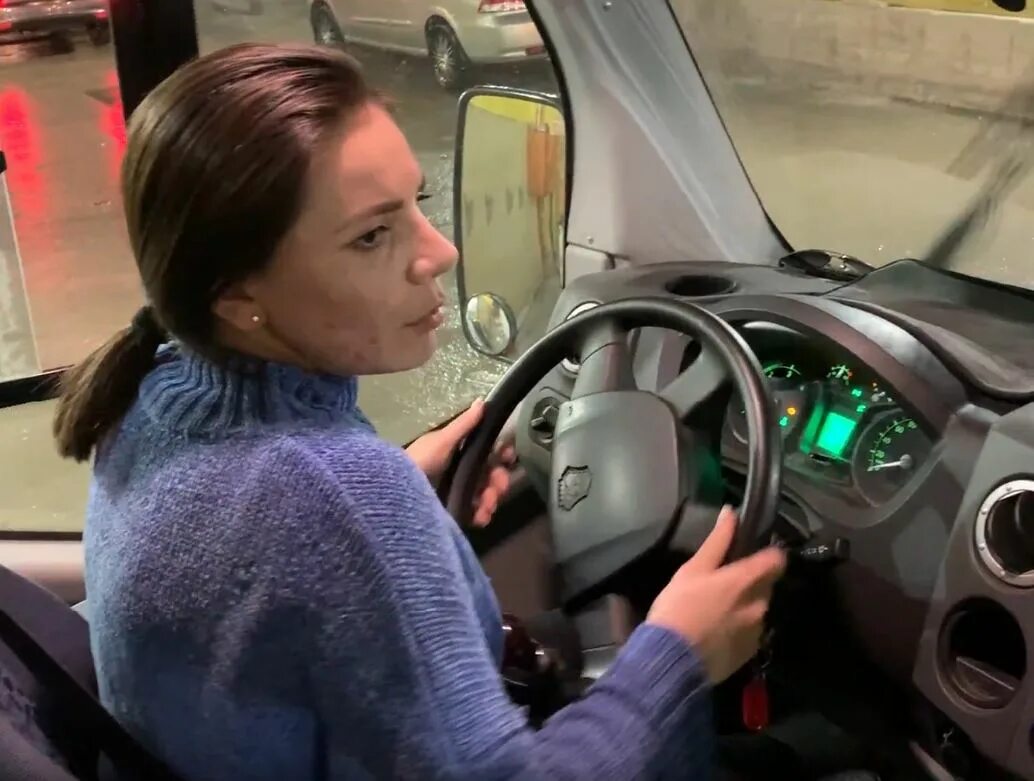 Руль микроавтобуса. Женщина водитель автобуса. девушка за рулем микроавтобуса. девушка за рулем минивэна. девушка за рулем маршрутки.