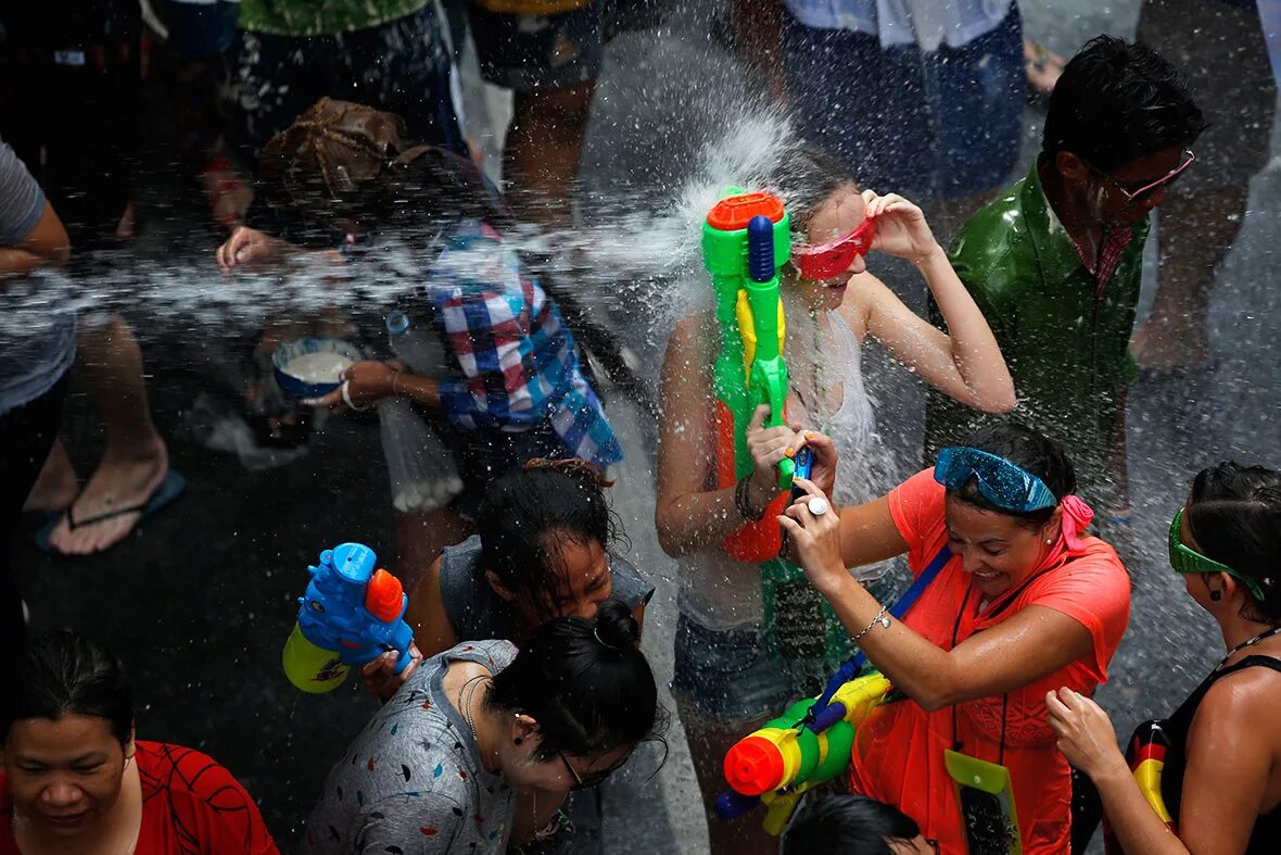 Сонгкран лица в глине тальке. Water Festival. Water fights