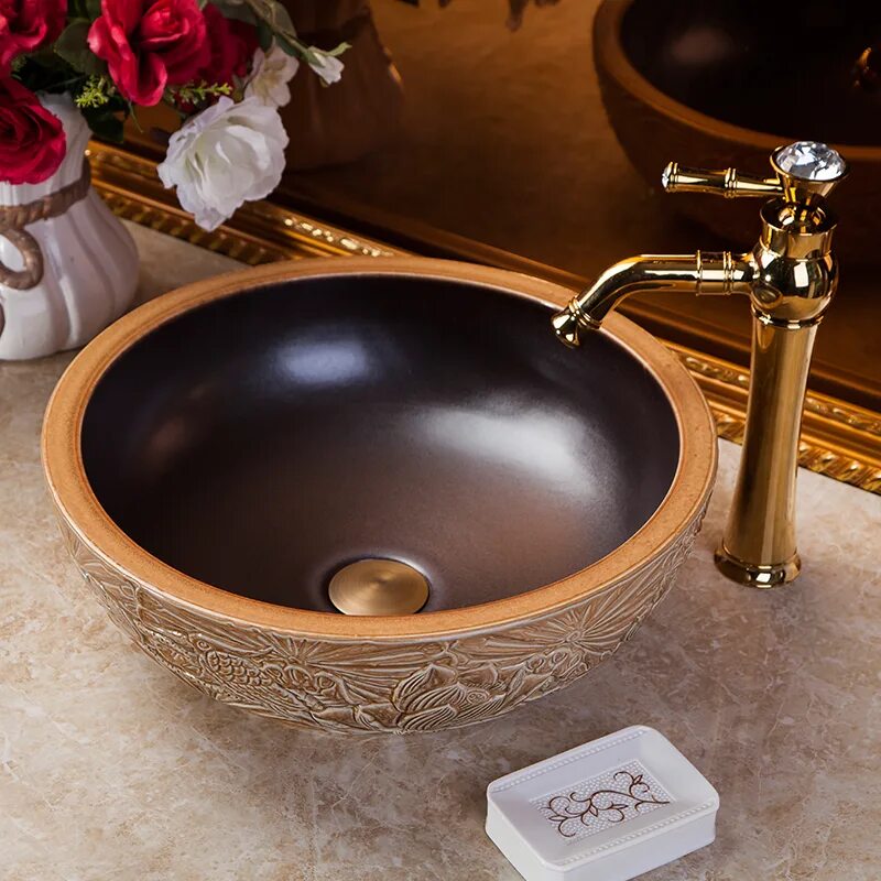 керамическая раковина для ванной. Ceramic wash basin with falling water. керамическая раковина для ванной. фарфоровая раковина в ванную. керамическая раковина для ванной.