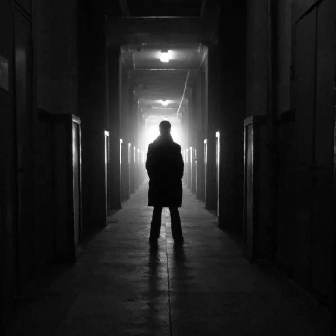 Человек в темном коридоре. Человек в коридоре. Тёмный силуэт в коридоре. Человек идет по коридору. Темный человек рассказ