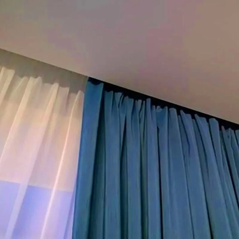 скрытый карниз для натяжного потолка. шторы со скрытым карнизом. карнизы для натяжных потолков. потолок с нишей для штор. скрытые карнизы для натяжных.