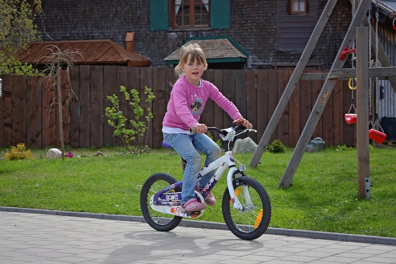 The children ride bikes. Дети с велосипедом. Дети катаются на велосипеде. Велик для детей. Малыш катается на велосипеде.