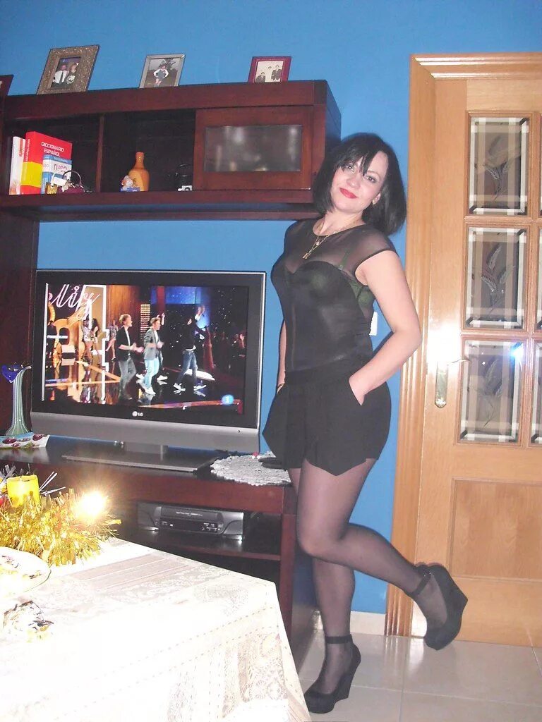 пожилые женщины в сапожках. частные фото госпожа. госпожа домашнее. госпожа домашнее. деревенские женщины в колготках частное.