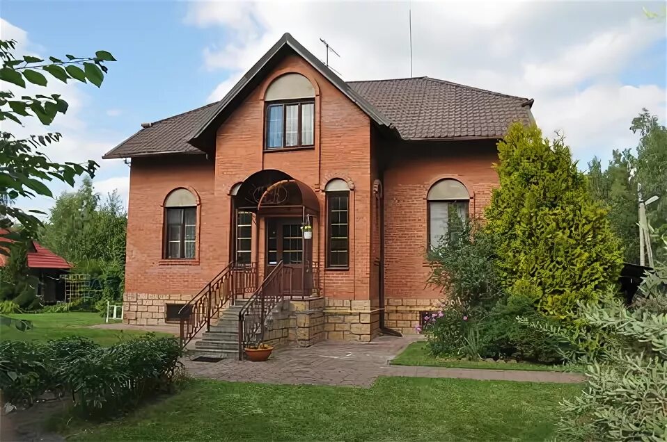 Дешевый коттедж. Владимировская кирпичный дом. Деревенский дом из кирпича. Продается дом из кирпича. Кирпичный дом в подмосковье.