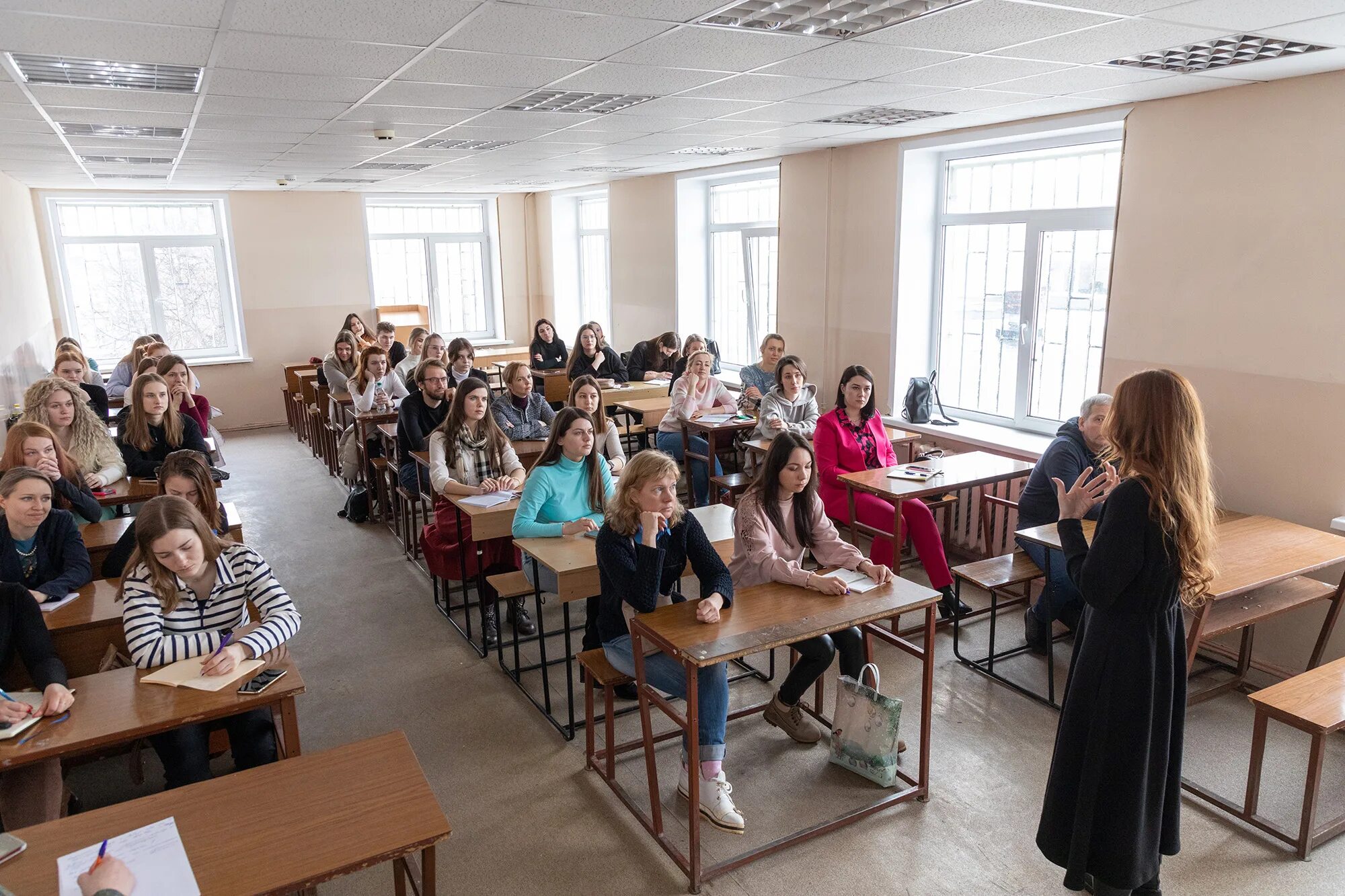 психологическое консультирование. фестиваль психотерапии. люди на тренинге. занятия с психотерапевтом. психологическое консультирование.