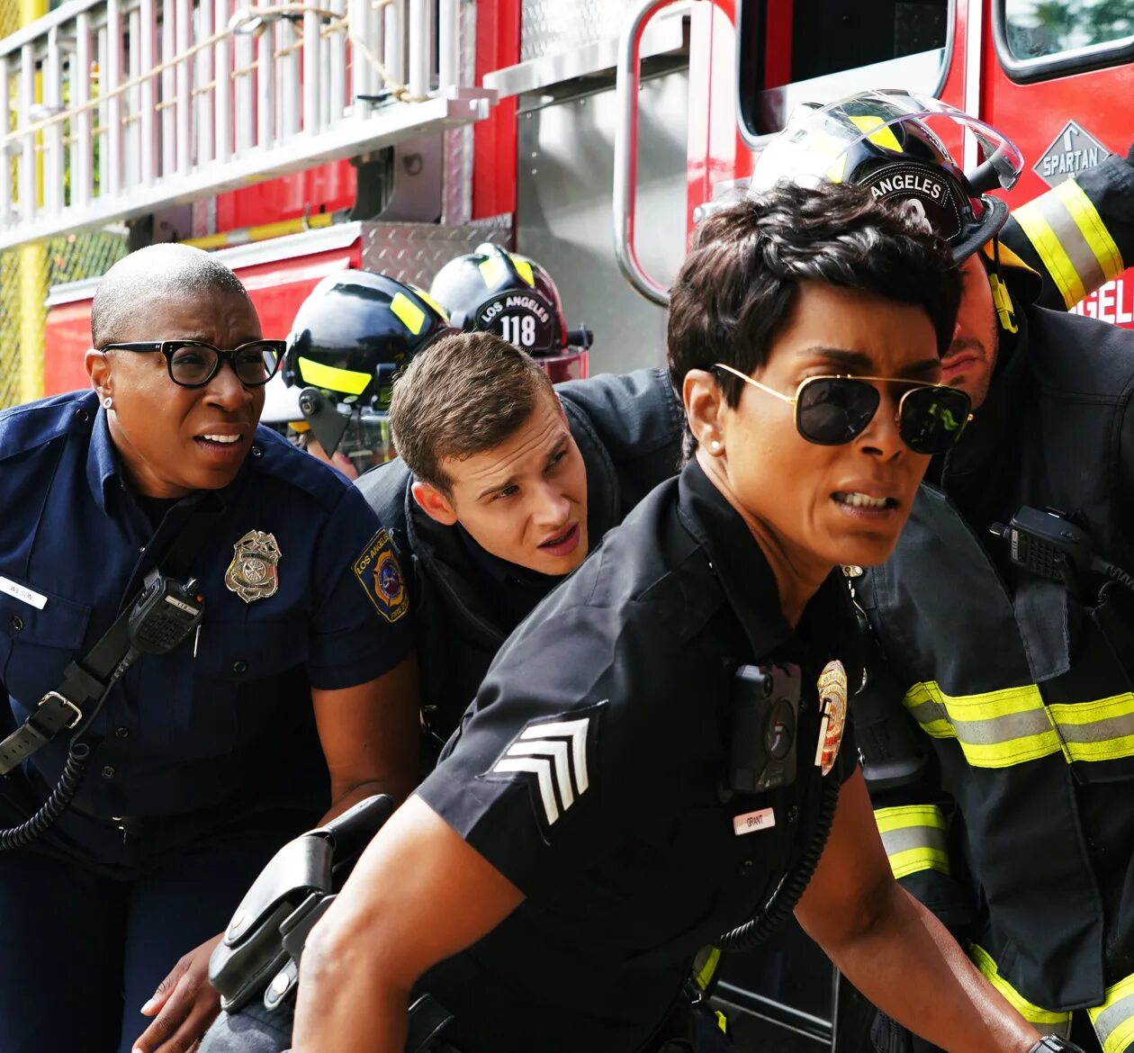 911 служба спасения список. 911 служба спасения 1 сезон. 911 служба спасения список. 911 служба спасения. 911 служба спасения лос анджелес сериал.