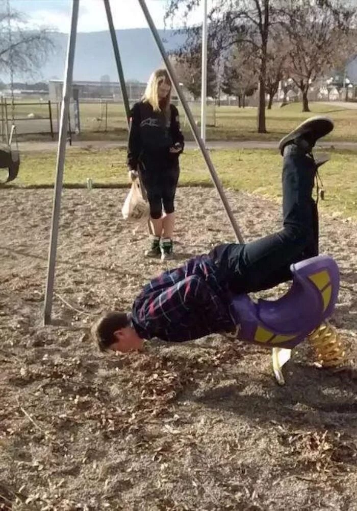 Селфи опасное для жизни. Смешные качели. Падать секунд. Фотографии за секунду до смерти. Человек падает вниз.